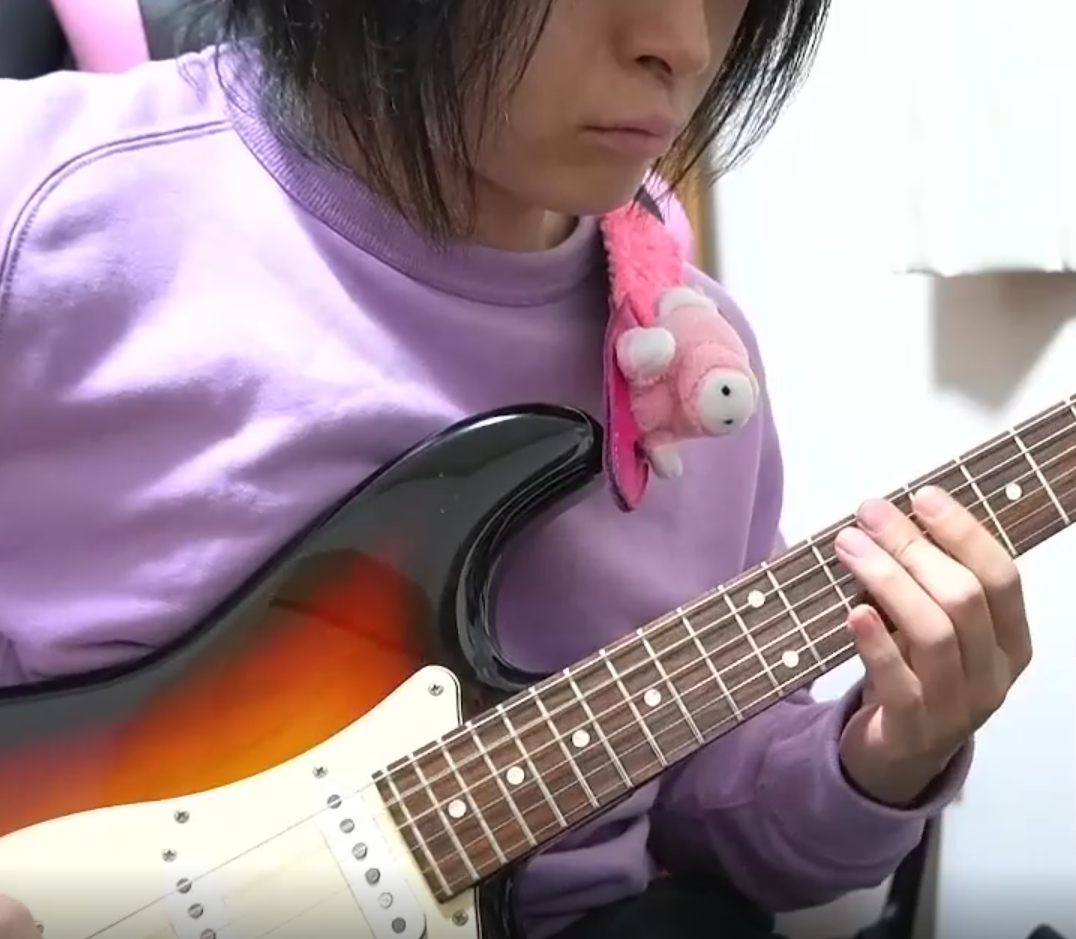 ギターを弾いている
